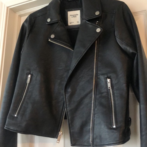 Black faux leather jacket from Abercrombie & Fitch. Size M. - Picture 3 of 5